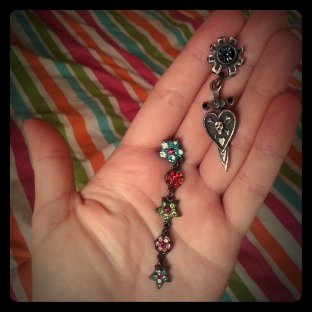 Stylish Gothic/floral lodd pair of earrings!